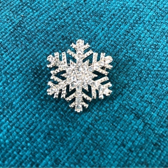 Crystal snowflake brooch - Holiday Brooch - Picture 5 of 5